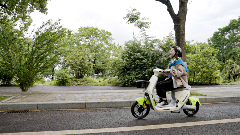 用戶正在騎共享電單車 用戶正在騎共享電單車